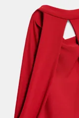 Vestido largo de corte fluido con cuello halter y espalda descubierta. Presenta un detalle de drapeado lateral y bajo recto.