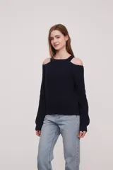 Sweater rojo de tejido de punto con cuello redondo y manga larga con hombros descubiertos.