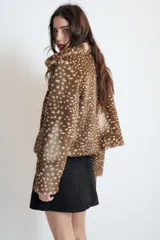 Cazadora de Zara con efecto pelo, diseño de cuello solapa y manga larga. Presenta un estampado animal print tipo cervatillo, bolsillos delanteros y cierre frontal con ganchos metálicos.