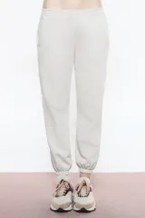 Pantalón de jogging color crema, de rústico de algodón peruano, de calce clásico, de tiro medio y largo a los tobillos. Cuenta con cintura y puños de rib con elásticos internos para un calce más cómodo. Lleva bolsillos laterales tipo americanos. Presenta un bordado marcario a tono en el frente de la prenda como distintivo. Lleva un proceso de lávado artesanal en prenda para un look vintage, que puede variar en cada prenda.