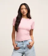 Blusa básica Blue Steel de manga corta y cuello redondo, confeccionada en viscosa texturizada con elastano, de ajuste al cuerpo y diseño con terminación ondulada en el bajo.