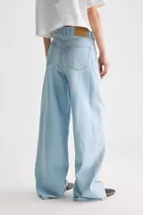Jean de tiro medio y perneras amplias, confeccionado en denim rígido color celeste con detalles de strass aplicados en el delantero.