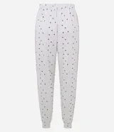 Pantalón de pijama tipo jogger con estampa de corazones pequeños sobre fondo claro, confeccionado en tejido suave al tacto. Presenta cintura elástica con cordón ajustable y puños en los tobillos.