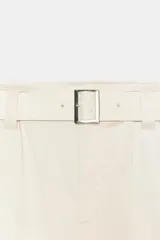 Pantalón cargo de tiro medio confeccionado en tejido satinado color beige, de corte recto y holgado. Cuenta con bolsillos laterales con solapa, bolsillos frontales y un cinturón integrado del mismo tejido con hebilla metálica.