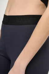 Calza corta de lycra color azul marino, de tiro alto y compresión media.