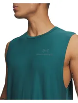 Musculosa deportiva Under Armour Vnsp Enrg Sleeveless de color verde oscuro, con cuello redondo y diseño sin mangas. Presenta tecnología de secado rápido y elástico en cuatro direcciones, ideal para entrenamiento, con el logo reflectante de la marca en el pecho.