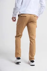 Pantalón cargo negro de corte recto con bolsillos laterales y traseros con solapa.