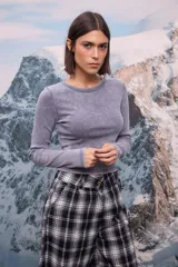 Remera básica de manga larga con cuello redondo y efecto lavado, confeccionada en tejido de punto con costuras visibles.