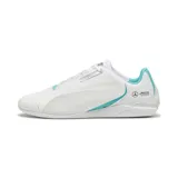 Championes Puma MAPF1 Drift Cat Decima 2.0, color blanco con detalles en celeste y logo de Mercedes AMG Petronas Motorsport en el talón.
