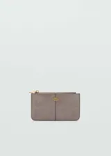 Porta documentos rectangular de efecto piel en color gris, con cierre superior de cremallera, costura central vertical y placa metálica dorada con el logo de la marca en el frente.