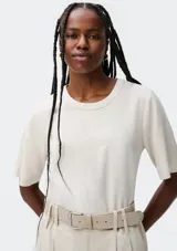 Blusa de manga corta con cuello redondo, confeccionada en tejido de lino con textura natural, de corte recto y ajuste cómodo.