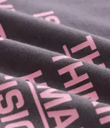 Remera gris oscuro de corte oversized con cuello redondo y manga corta. Cuenta con estampa frontal en color rosado con texto "LEAD THE WAY", tres estrellas y grafismo de números.