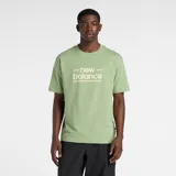 Remera de algodón color verde claro con cuello redondo y manga corta. Presenta el logo de New Balance centrado en el pecho en color beige claro.