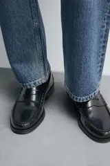 Mocasín de vestir fabricado en piel con acabado brillante, presenta detalle de antifaz en el empeine, plantilla de piel y suela a contraste con ligero tacón.