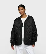 Chaqueta acolchada ligera de corte oversize en color negro, confeccionada en nailon ripstop. Presenta un diseño sin cuello, cierre frontal con botones a presión, bolsillos laterales y puños de punto elástico con abertura. Incluye un estampado estilo varsity de la marca 10DAYS en la espalda.