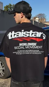 Remera oversize negra con diseño gráfico estampado en el pecho y en la espalda con inscripciones y líneas rojas.