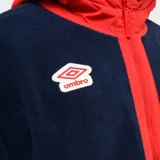 Campera de polar azul marino con capucha, cierre frontal y detalles en rojo. Presenta mangas con paneles blancos, logo de Umbro bordado y escudo del Club Nacional de Football.