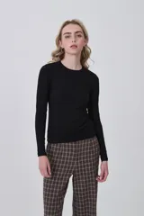 Remera de manga larga ajustada al cuerpo, color negro, con cuello redondo a la base y tejido acanalado.