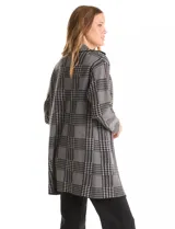 Cardigan largo de tejido con estampado de cuadros gales, marca Rio & Rian. Presenta cuello con solapa, mangas largas y diseño abierto sin botones.