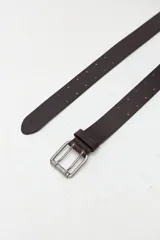 Cinto de cuero marrón con doble hilera de perforaciones y hebilla doble de metal envejecido.