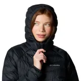 Campera técnica con capucha, color negro, con diseño acolchado y cierre frontal. Cuenta con tecnología termorreflectante, aislamiento sintético, bolsillos laterales con cierre y puños elásticos.