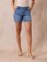 Short blanco de algodón elastizado, con pretina con pasadores, botón y cierre. Delantera con bolsillos inclinados y trasera con bolsillos simulados.