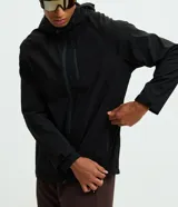 Campera deportiva Get Over de tejido técnico resistente al agua, color bordó. Presenta capucha ajustable con cordones, cierre frontal con cremallera, bolsillos laterales y un bolsillo adicional en el pecho, todos con cierre.