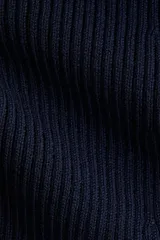 Vestido corto de punto acanalado en color azul marino, con escote redondo, tapeta de botones frontal, mangas largas, cuerpo entallado y falda con vuelo.