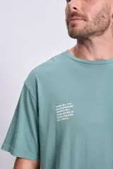 Remera verde de corte amplio con estampado en la espalda con la frase "Without Limits".