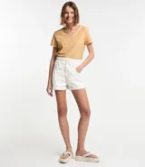 Remera de algodón color mostaza, con cuello en V y mangas cortas.