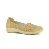 Zapato bajo color beige con capellada calada con diseño floral.