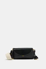 Bolso bandolera de formato alargado en color negro, con solapa frontal y cierre metálico. Incluye una correa ajustable de tejido en color crudo y herrajes dorados.