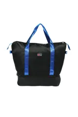 Bolso tipo tote negro con base rígida, doble asa corta azul y cierre superior con cremallera.