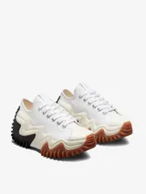 Championes Converse Run Star Motion de lona blanca con cordones, plataforma ondulada en color crema y suela de goma con diseño dentado en negro y marrón.