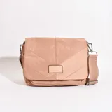 Bandolera color rosa con diseño acolchado y correa de tela ajustable.