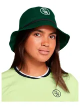 Gorro tipo bucket color verde oscuro con logo bordado en blanco en el frente y detalle de cinta negra alrededor de la corona.
