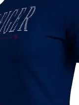 Remera Tommy Hilfiger azul marino de algodón, con cuello redondo, corte slim y mangas cortas. Presenta un monotipo "Hilfiger" impreso en el pecho en blanco y detalles distintivos de la marca.