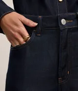 Pantalón de jean de tiro alto, corte recto y color azul oscuro.