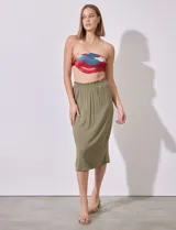 Falda midi verde oliva de modal con pretina elastizada y tajo lateral con botones metálicos.