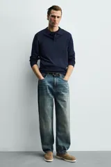 Mocasín casual de hombre, color azul marino, con parte superior de serraje (gamuza) y suela de goma a contraste color beige. Presenta un detalle de bordón cosido en la pala.