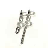 Par de aros colgantes asimétricos de acero inoxidable plateado, con cristal facetado transparente y cadena. Uno de los aros presenta una cadena colgante y el otro un eslabón.