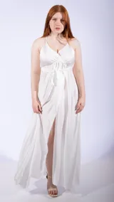 Vestido largo blanco de satén con breteles finos, escote cruzado y abertura en la pierna.