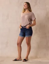 Short de jean azul oscuro, marca Royalty, con pretina con pasadores, botón y cierre. Delantera y trasera con bolsillos. Ruedo con dobladillo.