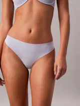 Colaless Calvin Klein color celeste, de microfibra suave con bordes cortados a láser y logo estampado en la cadera.