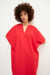 Vestido túnica rojo de lino, con cuello en V y mangas anchas, de corte holgado y largo midi.