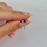 Aros colgantes de plata 925 con dije rectangular de ónix negro y dije de punta.