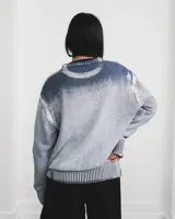 Sweater de tejido de punto de algodón con cuello redondo, diseño de manga larga y efecto desteñido en tonos azul índigo y blanco.
