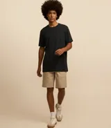 Remera básica de hombre, modelo comfort, confeccionada en media malla con textura acanalada. Presenta cuello redondo y manga corta, con un corte holgado que garantiza comodidad.