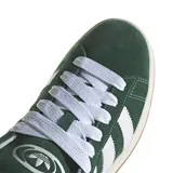 Championes adidas Campus 00s de estilo urbano, confeccionados en gamuza color verde con las icónicas tres tiras laterales en blanco. Presentan cordones blancos, suela de goma color caramelo y diseño clásico de perfil bajo.
