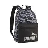 Mochila Puma Phase AOP con estampado abstracto en blanco y negro en la parte superior y un bolsillo frontal negro con cierre y el logo de Puma en blanco. Tiene correas ajustables y acolchadas.